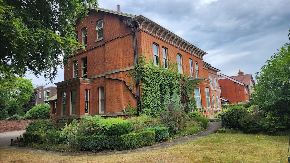 OYO Cornerstone Manor Hotel 5/75
