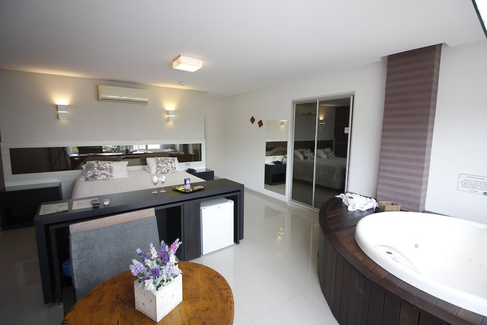 LUXURY, SUITE, KING BED, HOT TUB