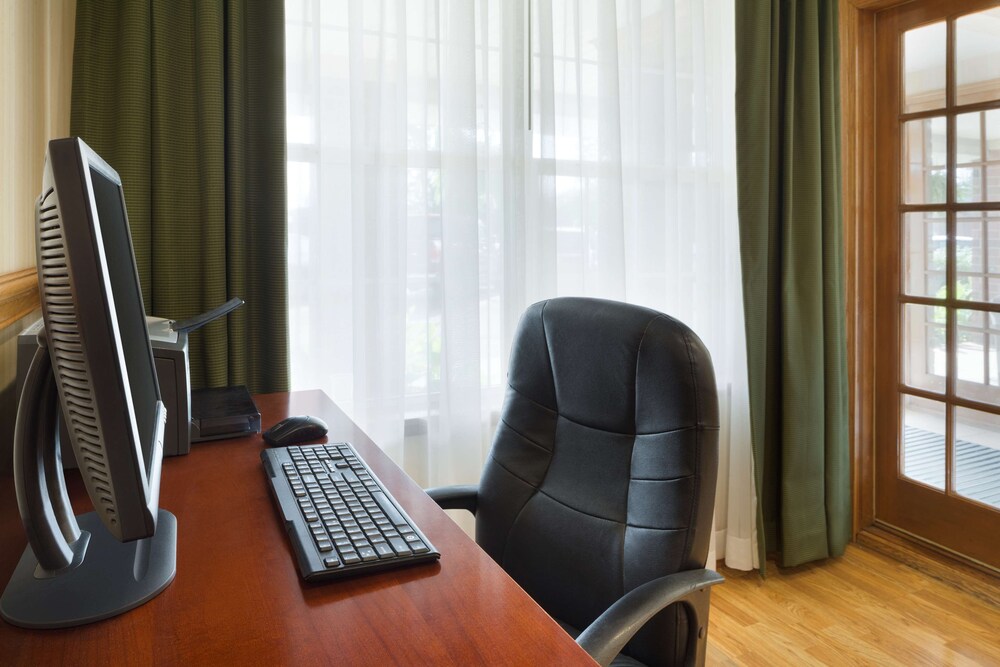 Country Inn & Suites by Radisson, Macedonia - Northfield 7/24