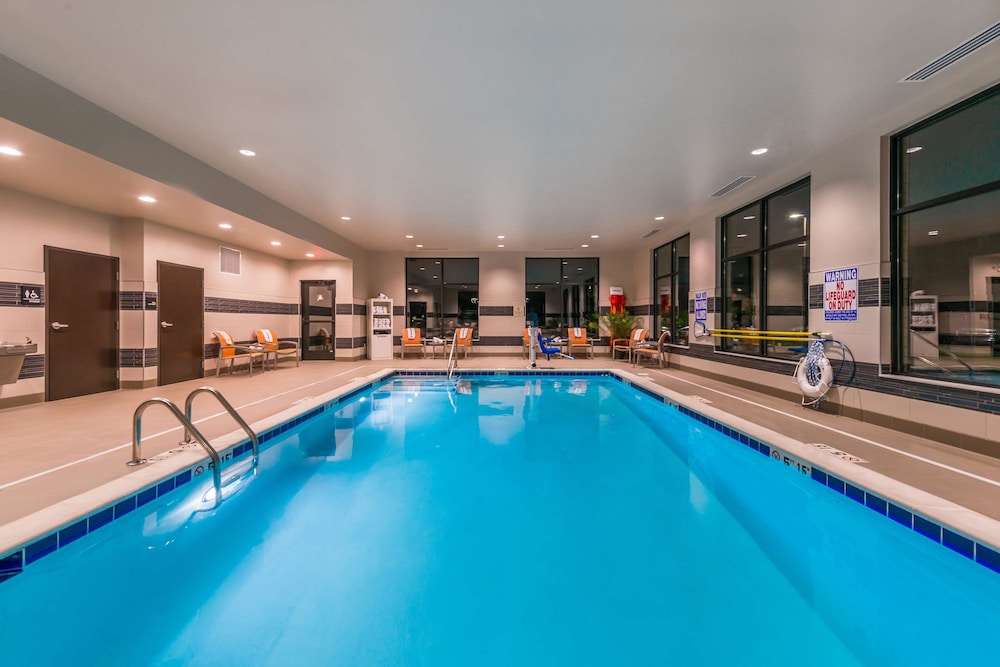Hampton Inn & Suites Wixom 3/61