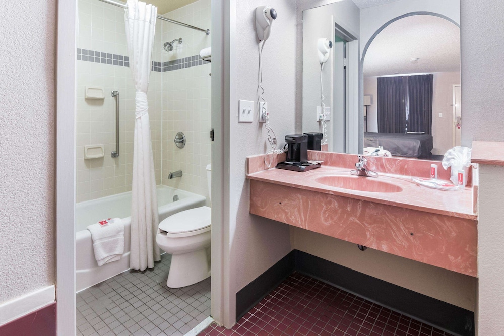 Econo Lodge Gainesville Downtown Area 11/33