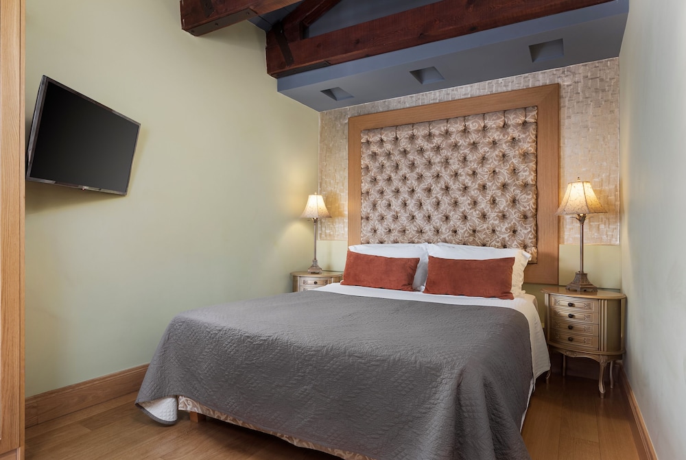 DELUXE, SUITE, CITY VIEW