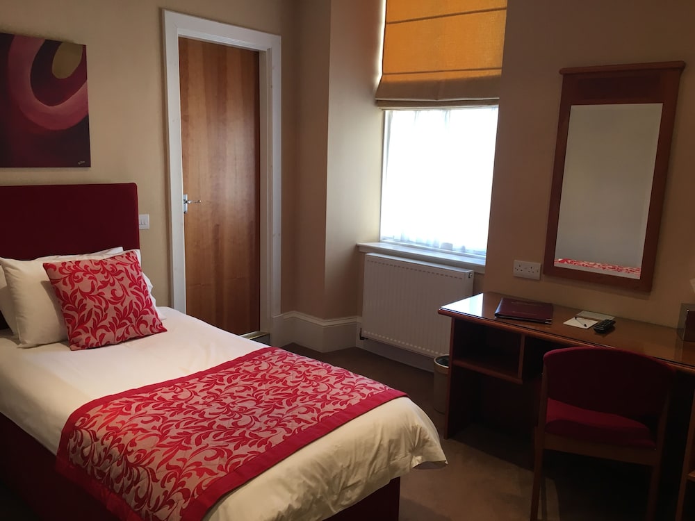 Laichmoray Hotel 7/63