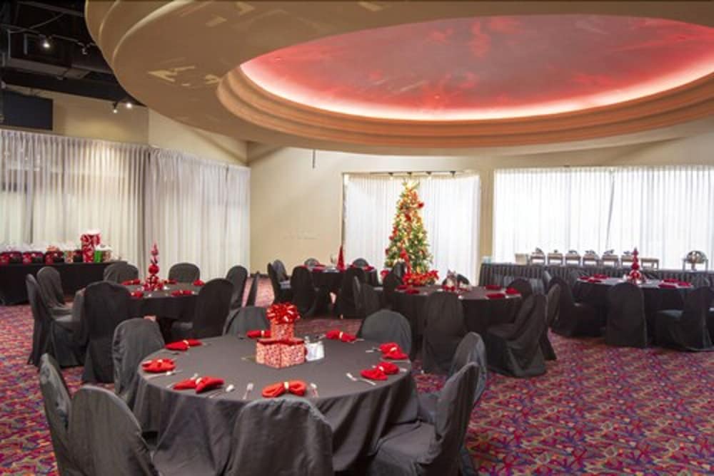 MCM Elegante Hotel and Conference Center 37/52