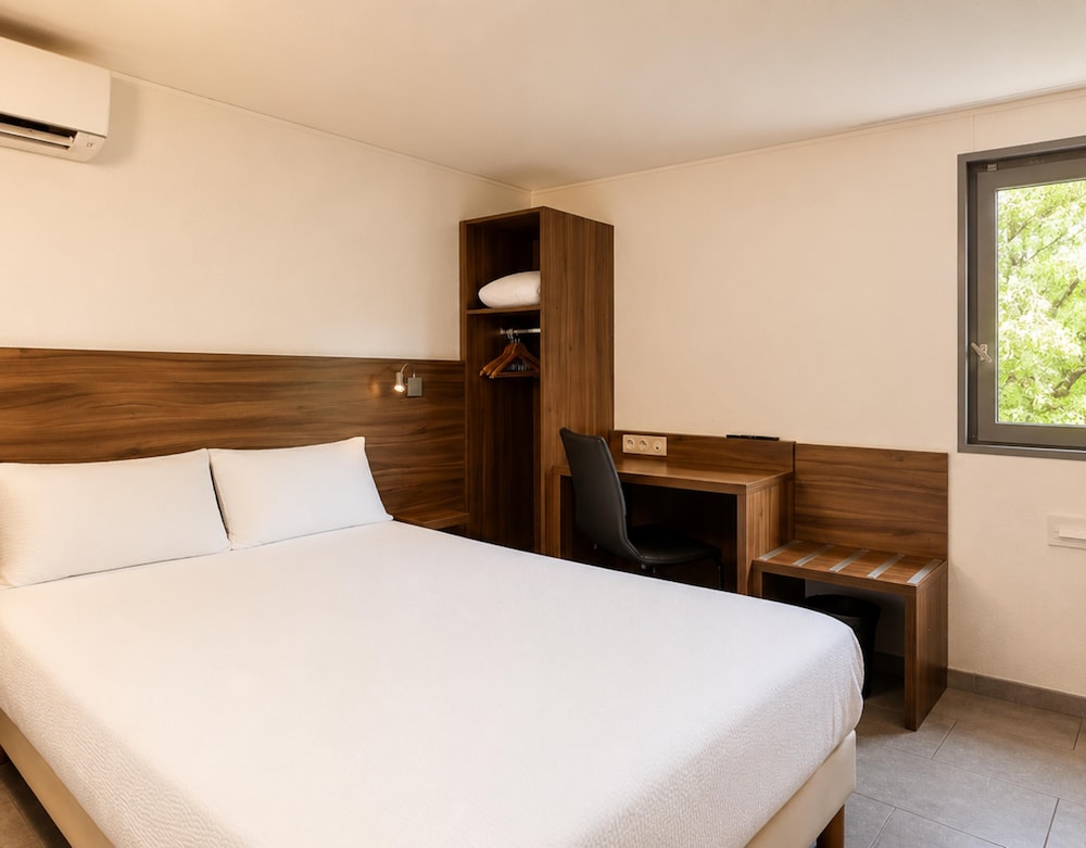 BRIT HOTEL PLAISANCE 26/61