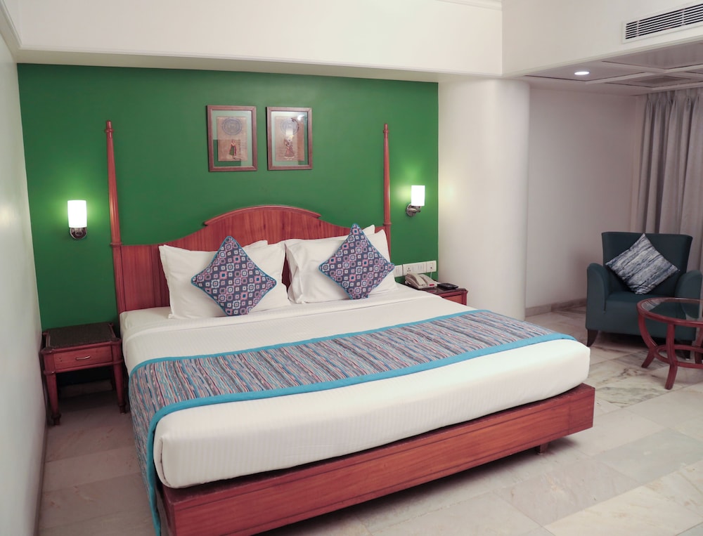 CLUB, TWIN BEDS