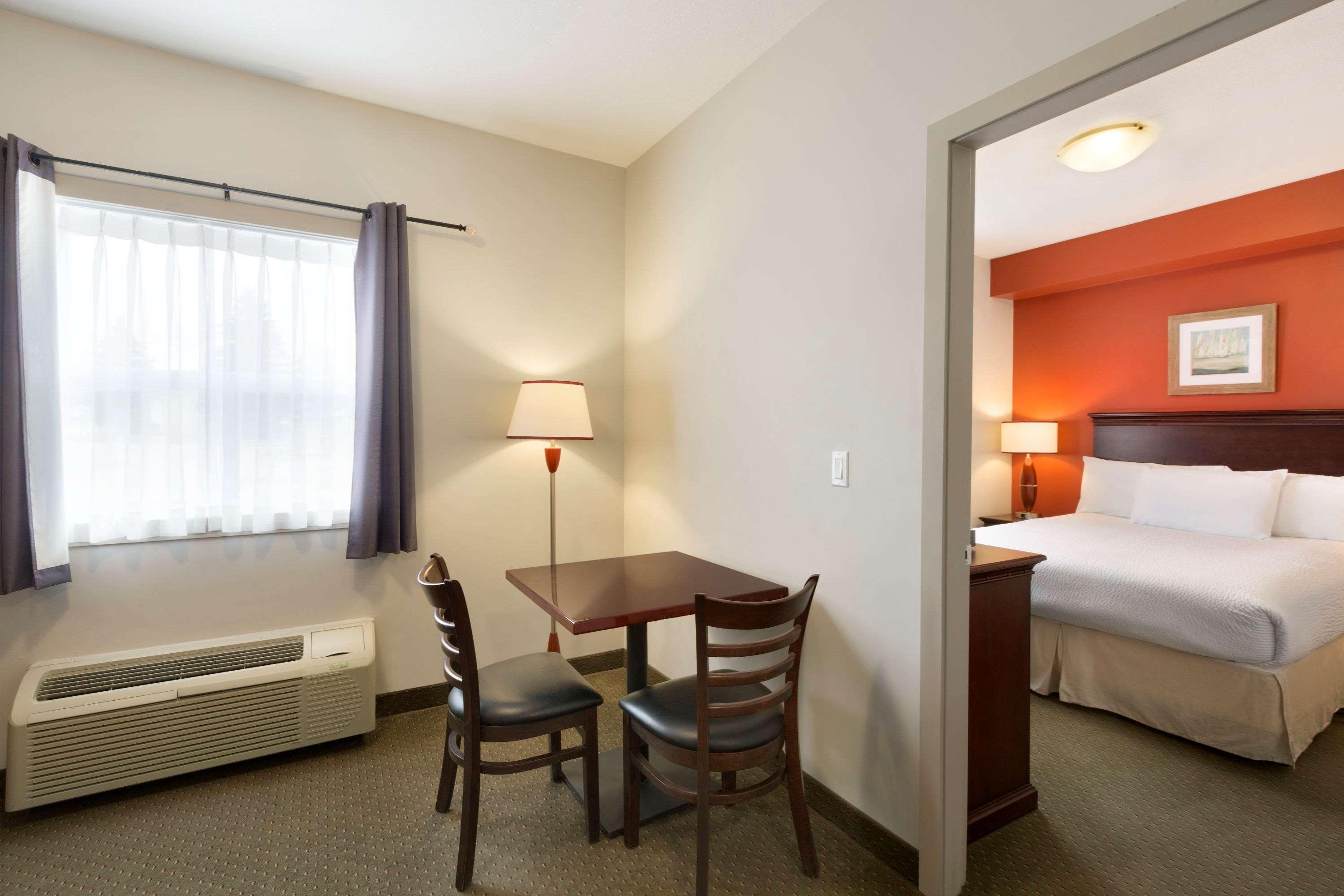 Efficiency, Suite, Queen Bed, Main Building