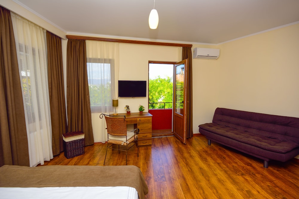 Hotel British House 24/50
