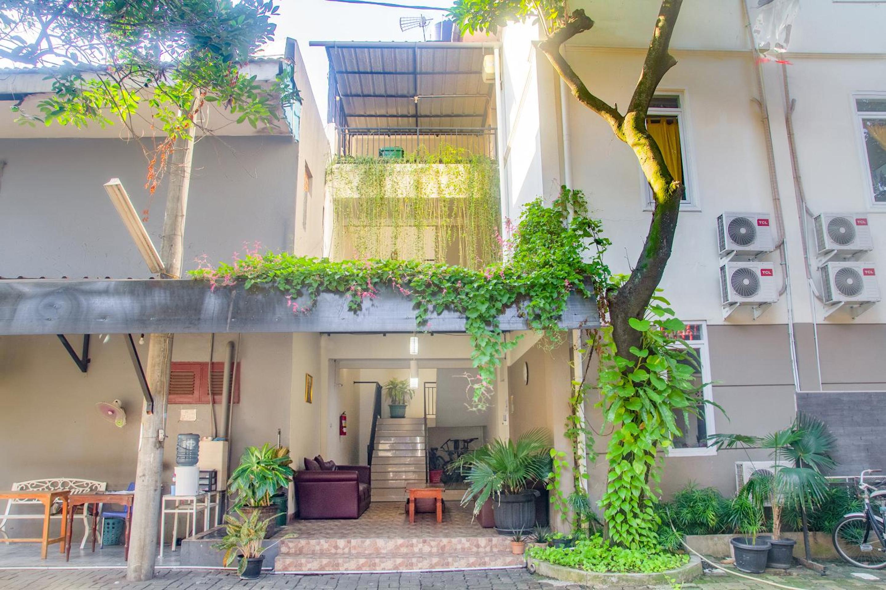 Reddoorz Plus Near Upn Veteran Jakarta 4/50