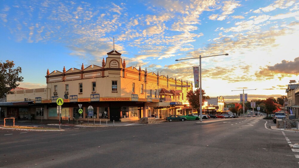 COWRA MOTOR INN 1/65