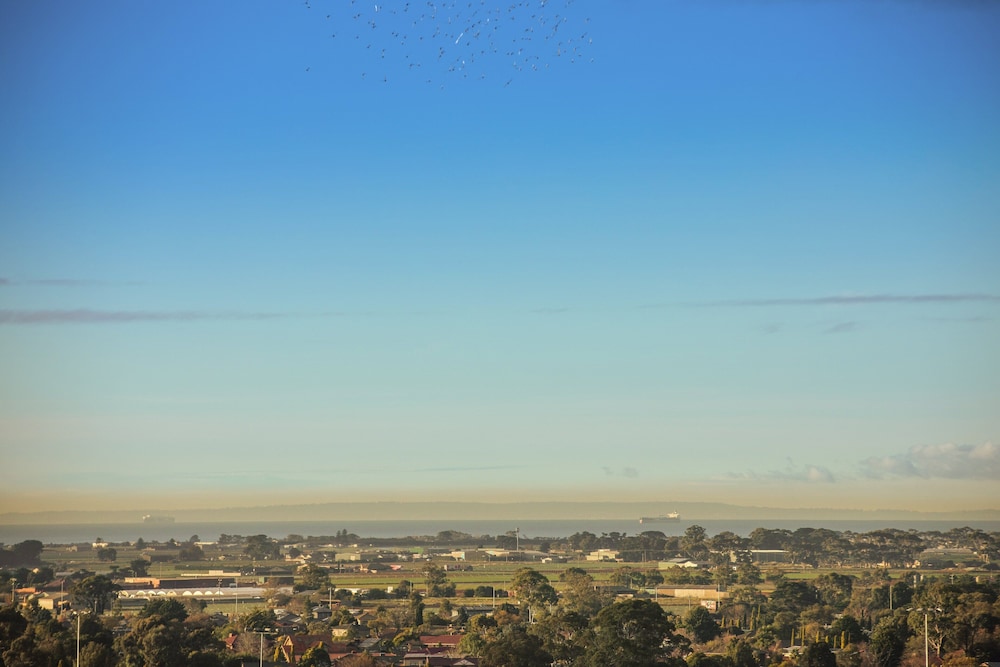 HOLIDAY INN WERRIBEE 30/75