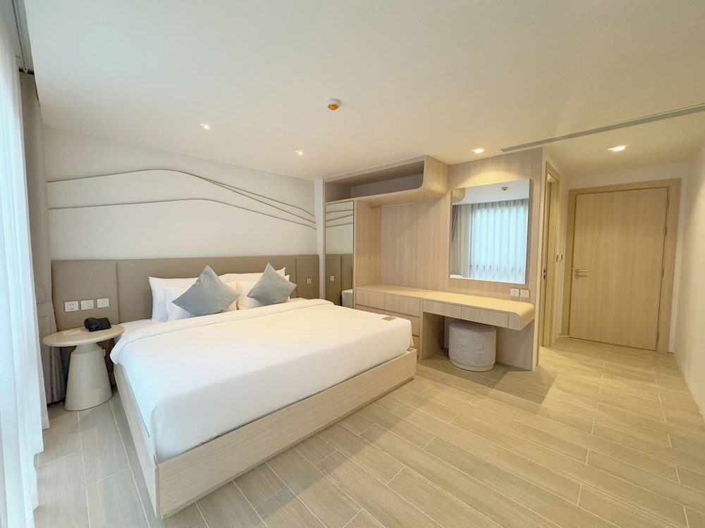FAMILY SUITE, PLUS, BATHTUB