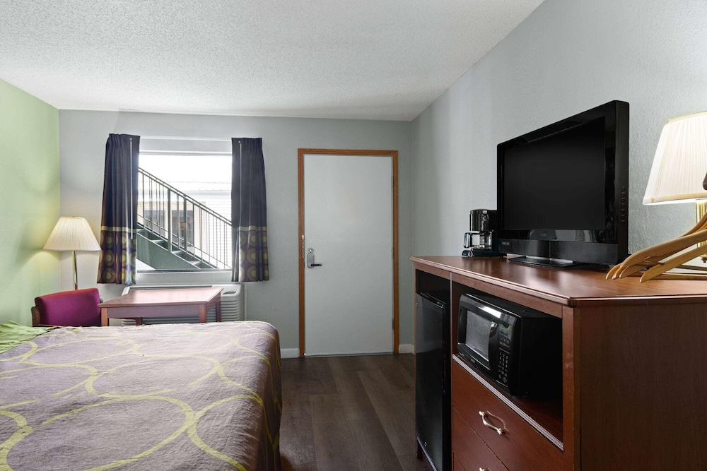 Super 8 by Wyndham Branson Shepherd of the Hills Exwy 41/60