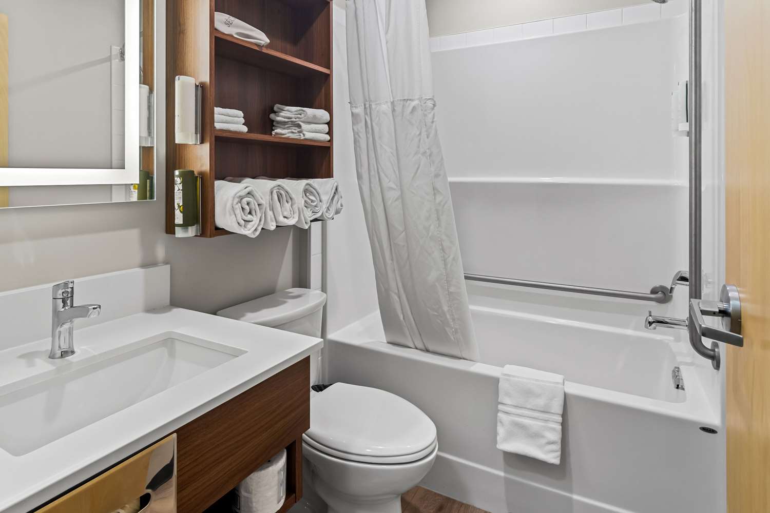 Park Inn by Radisson, Kelowna 38/40