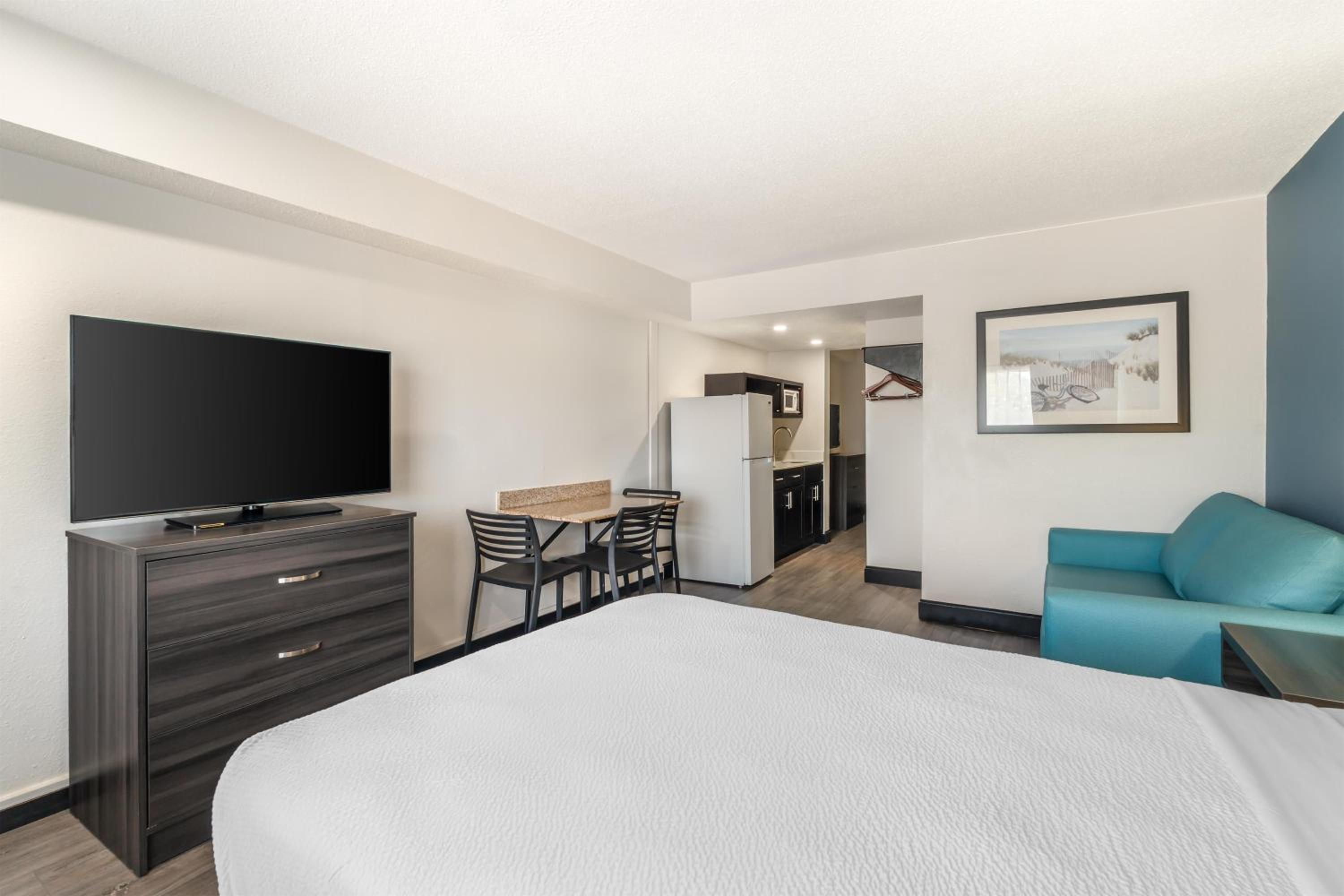 جناح بسريرين مزدوجين مع أريكة، SureStay Hotel by Best Western Virginia Beach Royal Clipper 7/10