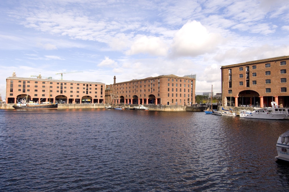 Premier Inn Liverpool City Centre (Albert Dock) 23/27
