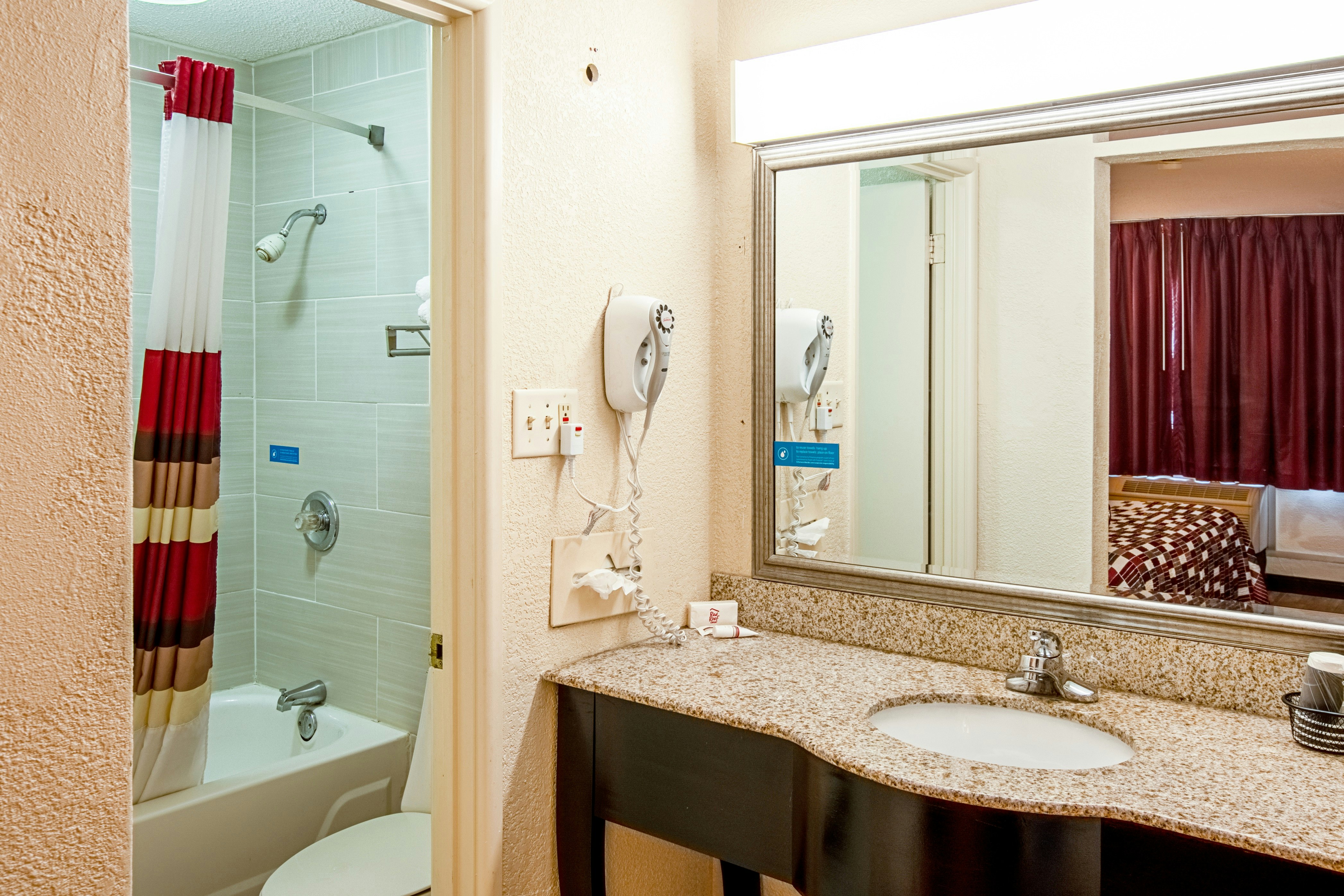 غرفة سوبيريور بسرير كوين بمطبخ صغير، Red Roof Inn & Suites Battle Creek 3/7