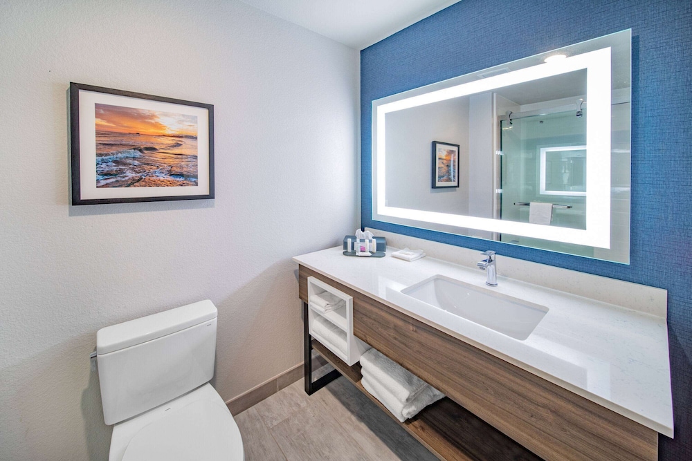 La Quinta Inn and Suites by Wyndham Galveston North at I-45 26/28
