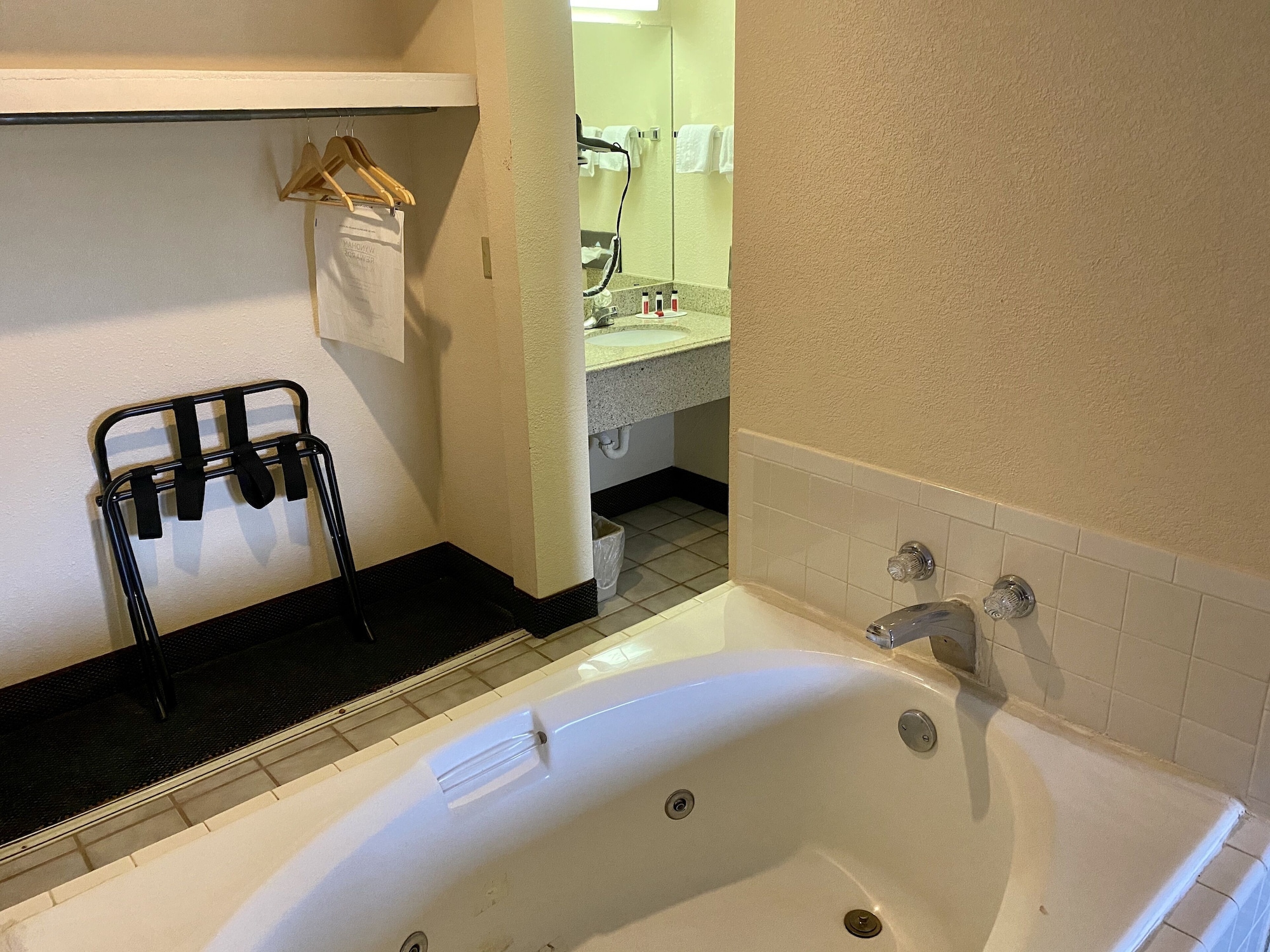 جناح بسرير كينج للمدخنين، Days Inn by Wyndham Morehead 6/7