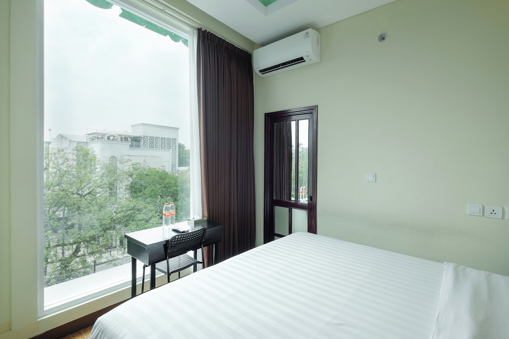 DELUXE, DOUBLE OR TWIN BED