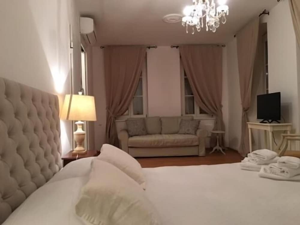 Hotel Barbacan 11/28