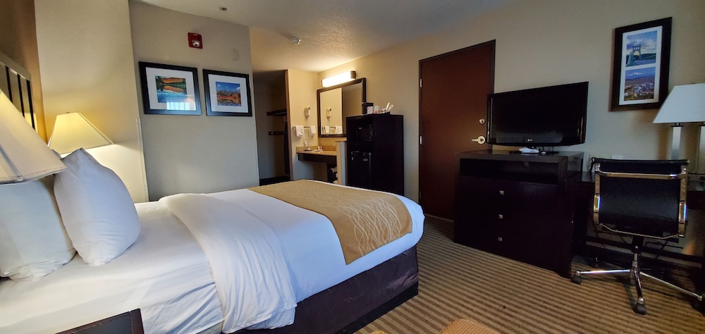 Comfort Inn Portland near I-84 and I-205 8/28