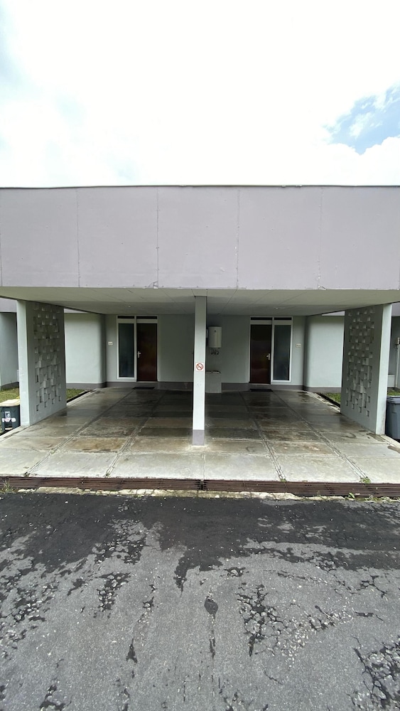 Amanda Hills Hotel 44/47