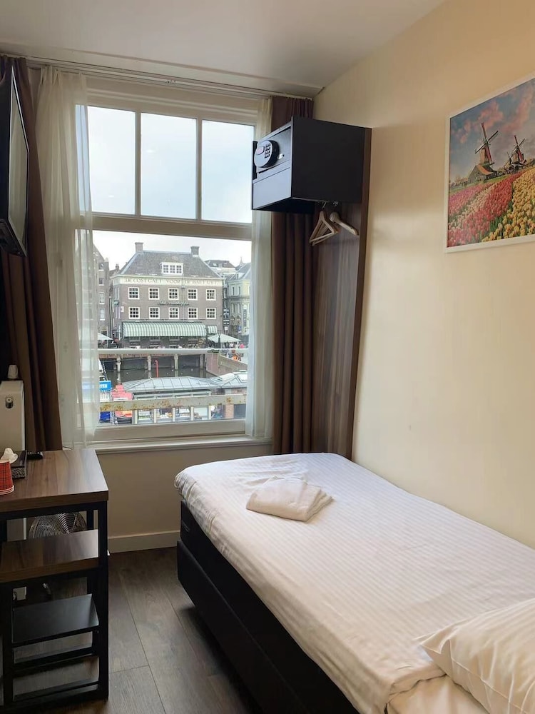ROOM, SINGLE