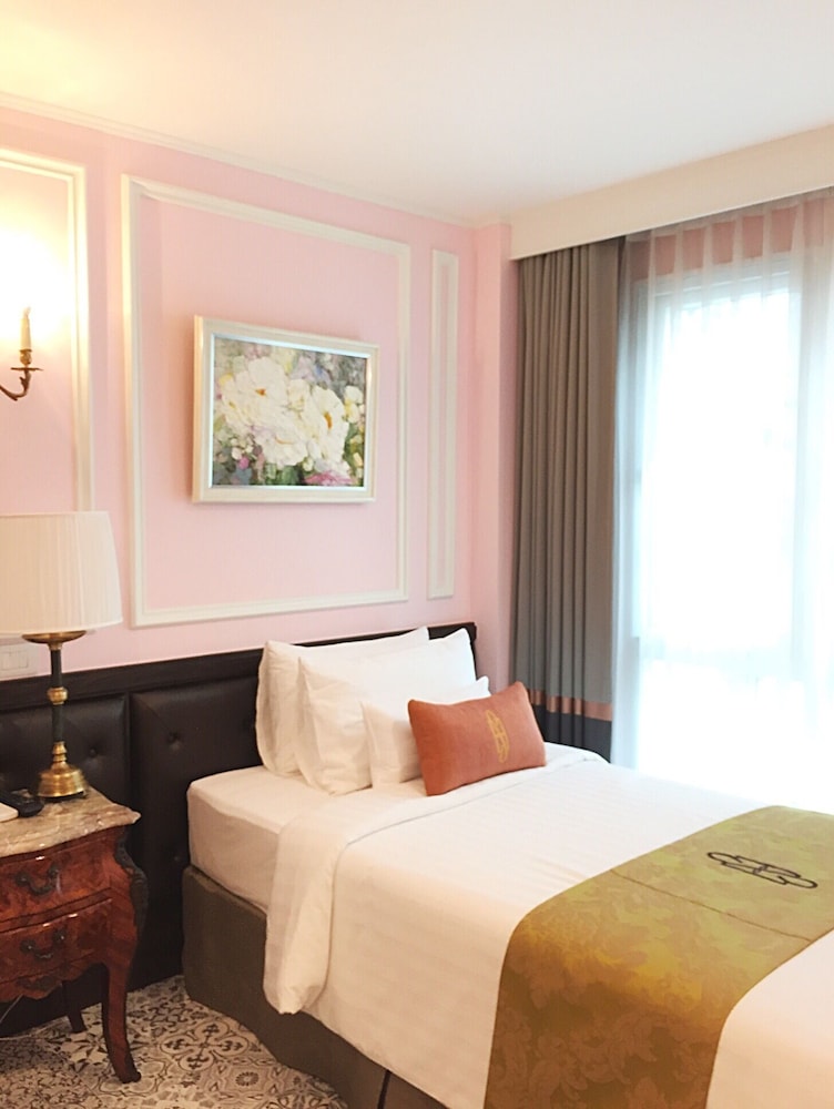 Sara's Hotel 6/27