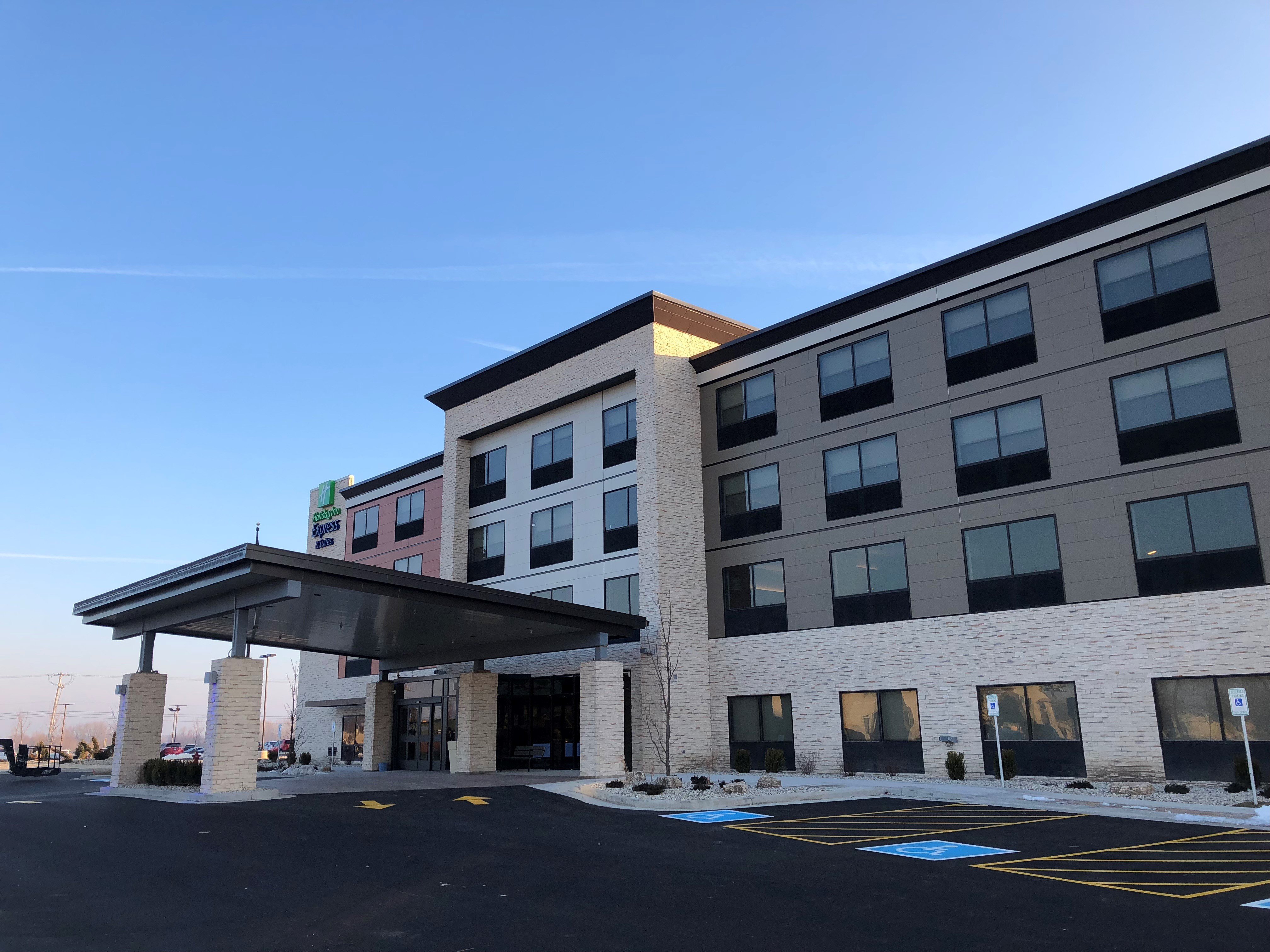 Holiday Inn Express Suites Racine 57/63