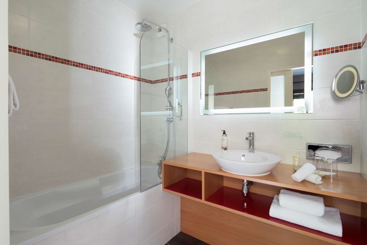 غرفة بريستيج بسريرين منفصلين وسرير كوين بإطلالة على النهر بحوض استحمام، Best Western Plus Hotel De La Regate 4/4