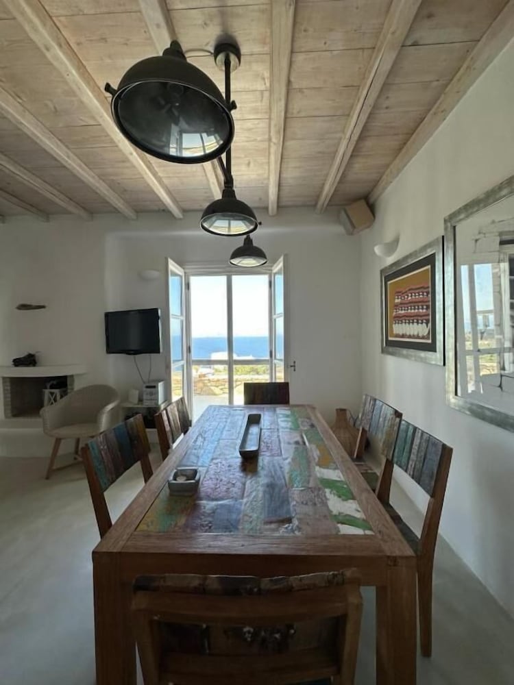 WHITE ROCK SUITES & VILLAS 32/50