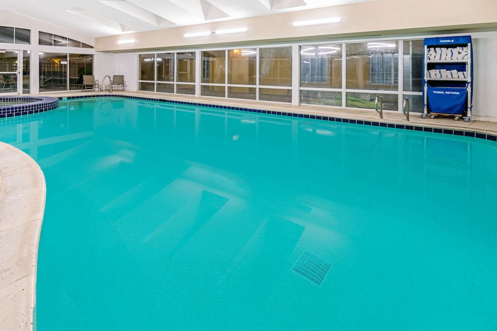 La Quinta Inn & Suites by Wyndham Salt Lake City Airport 26/48