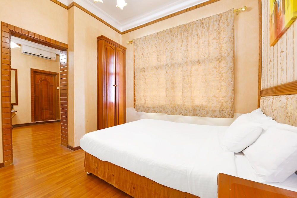 Capital O 125 Moon Plaza Hotel 26/42