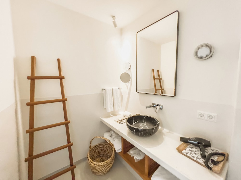 Pilos Suites 48/50
