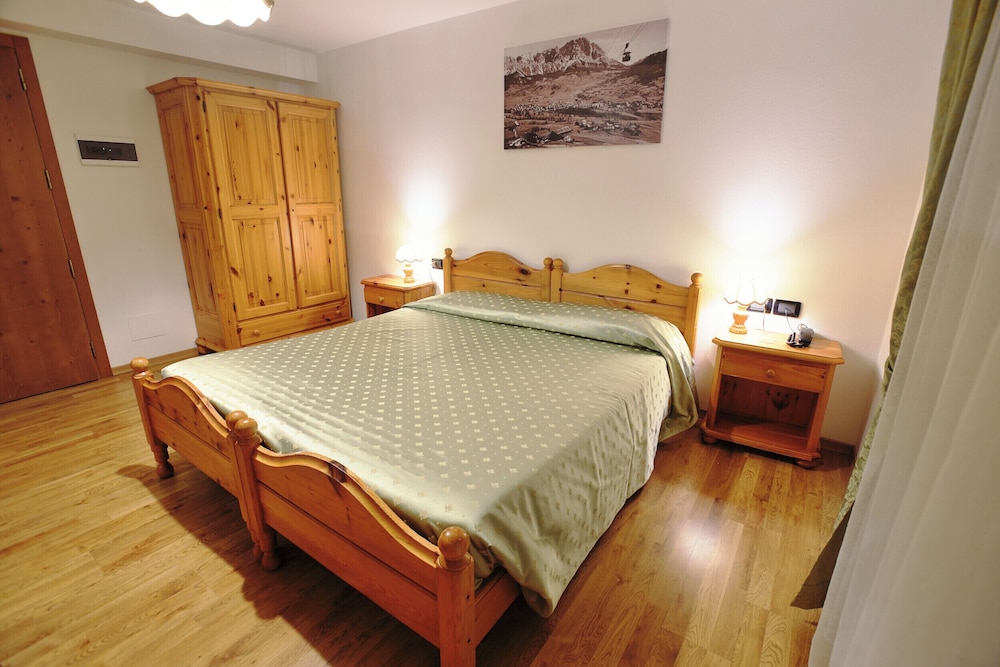 ROOM, SINGLE