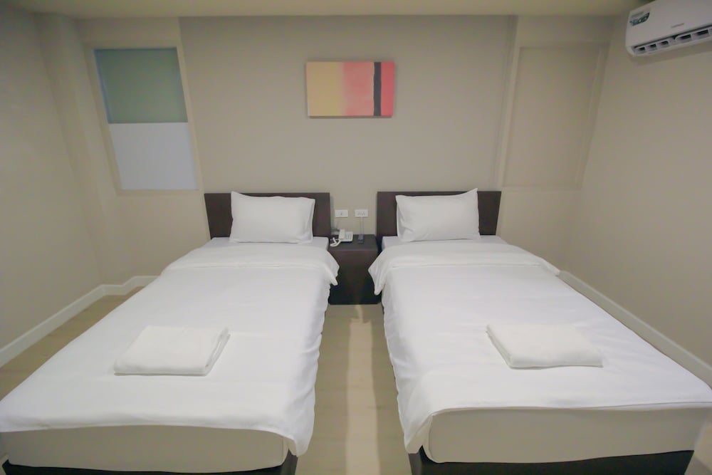 STANDARD, TWIN BEDS, NO WINDOW
