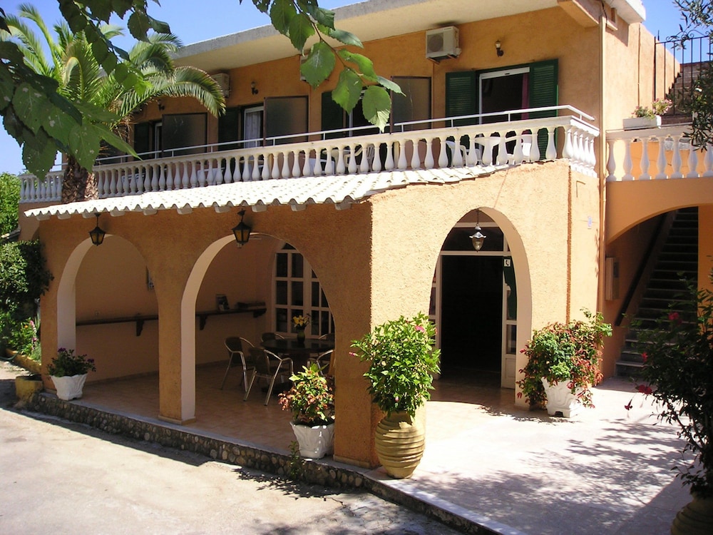 River Studios and Apartments 2/64
