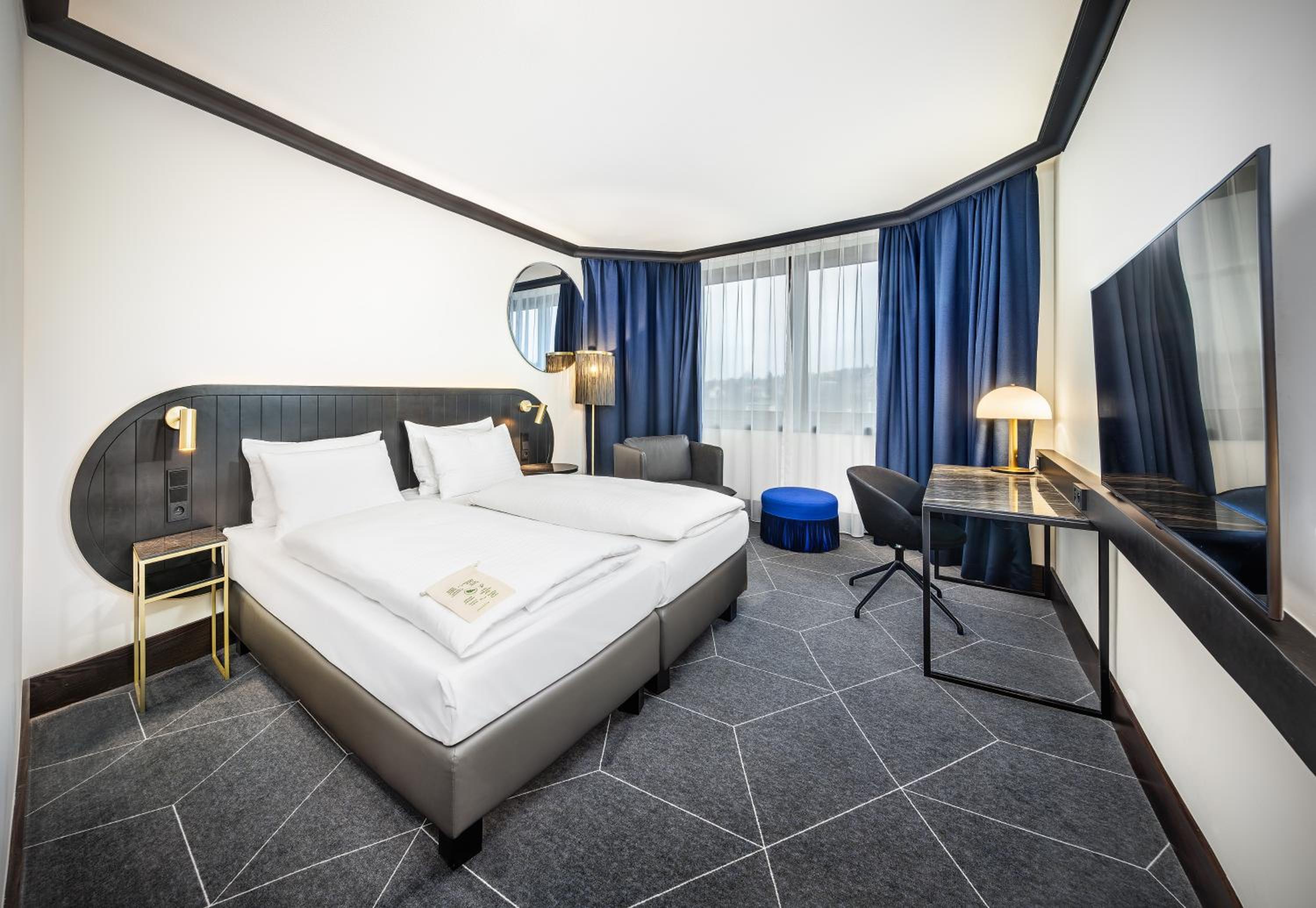 Executive, Queen Bed, Castle View