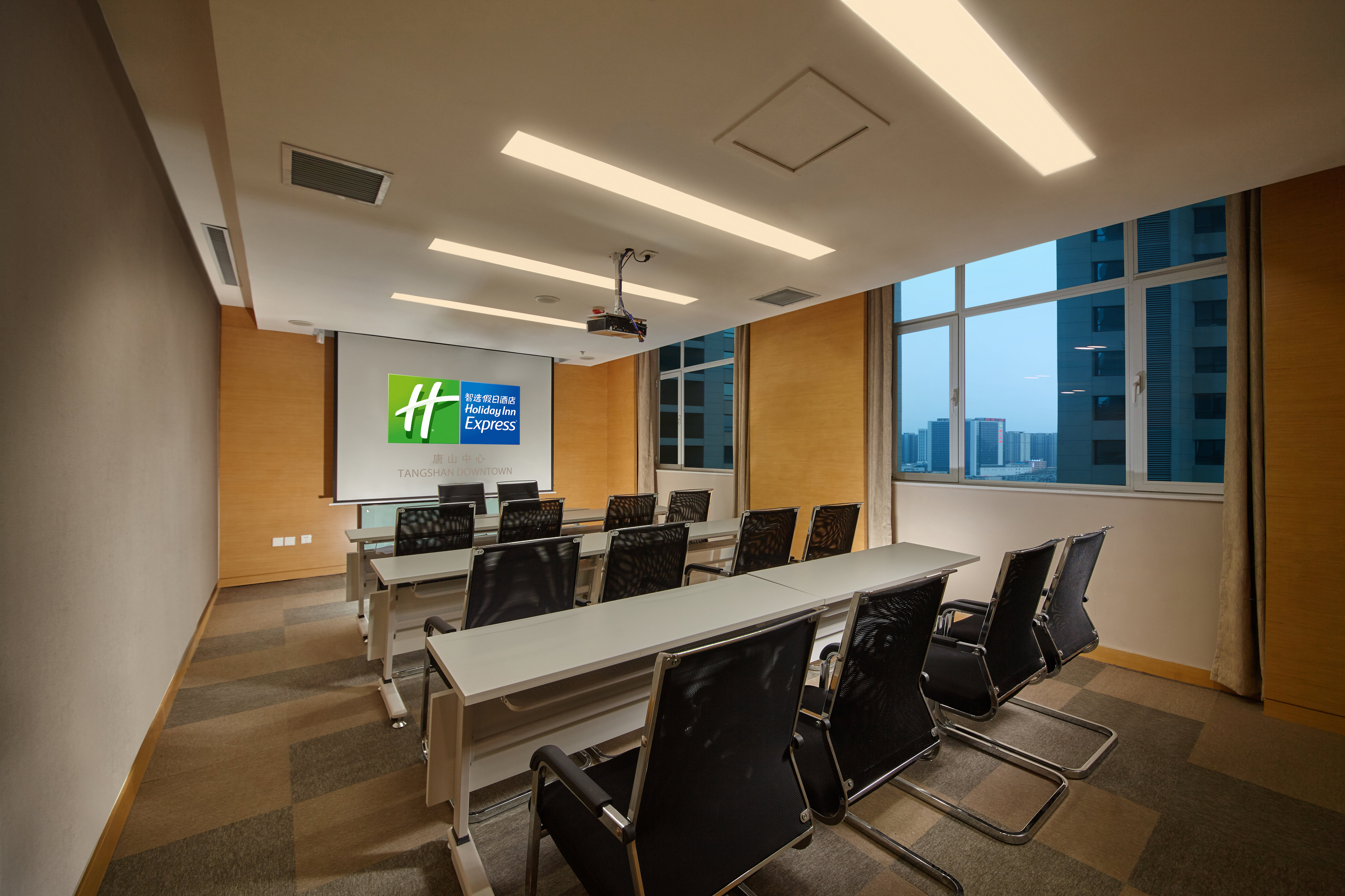 HOLIDAY INN EXPRESS TANGSHAN DOWNTOWN 30/35