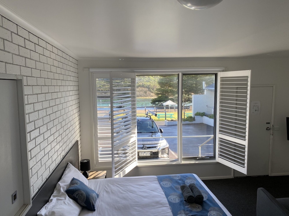 SOUTHERN OCEAN MOTOR INN 48/67