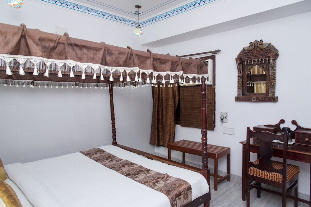 Oyo 10319 Hotel Pichola Haveli 9/16