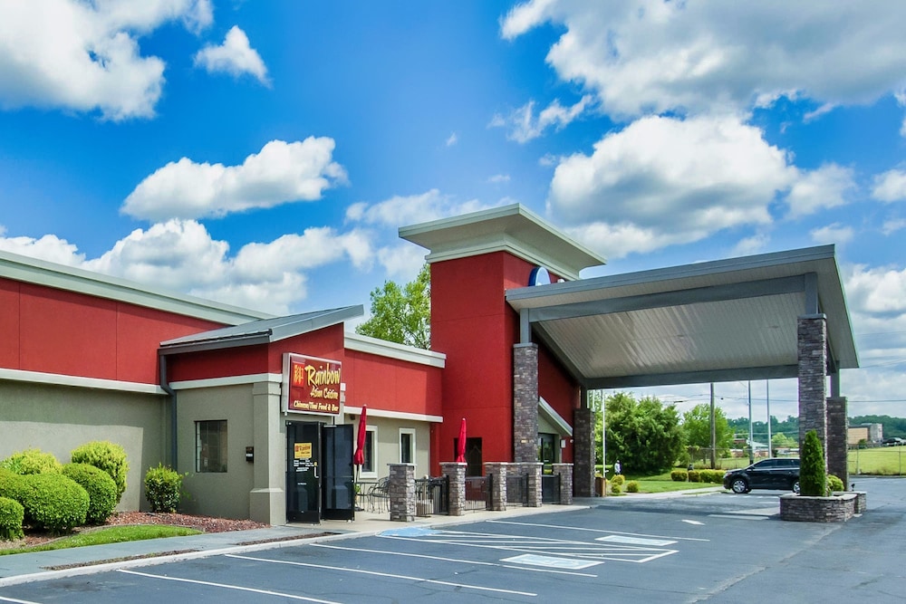 Days Inn & Suites by Wyndham Johnson City 32/36