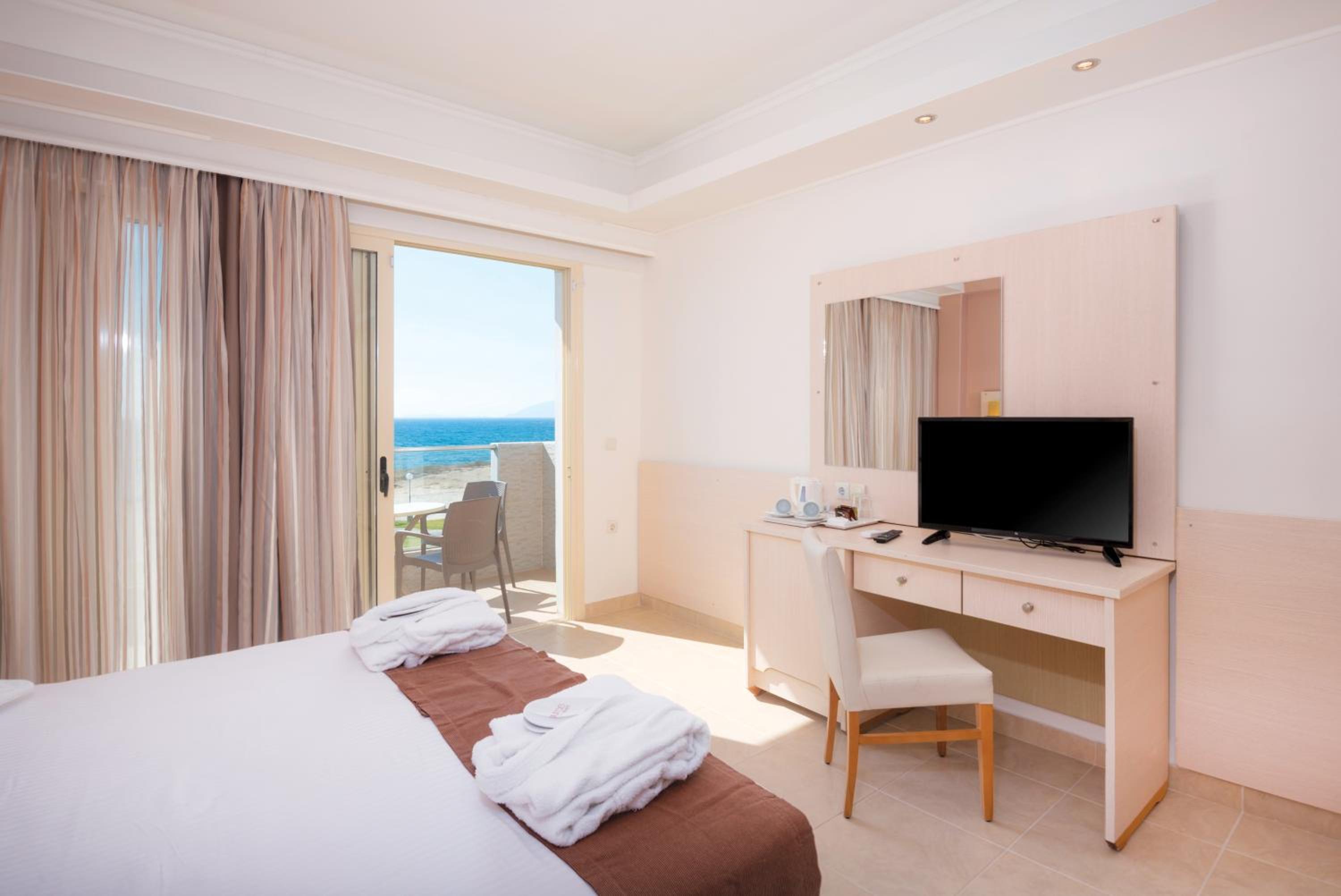 DELUXE, DOUBLE OR TWIN BED, SEA VIEW