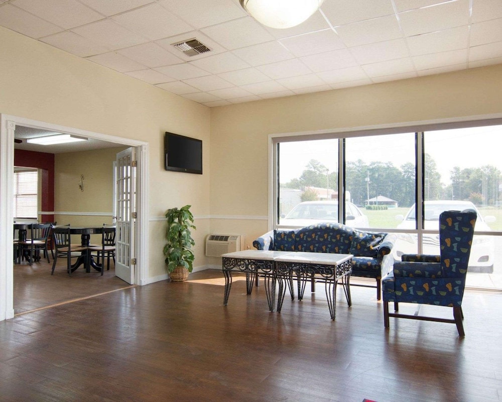 Econo Lodge Pine Bluff AR 30/35