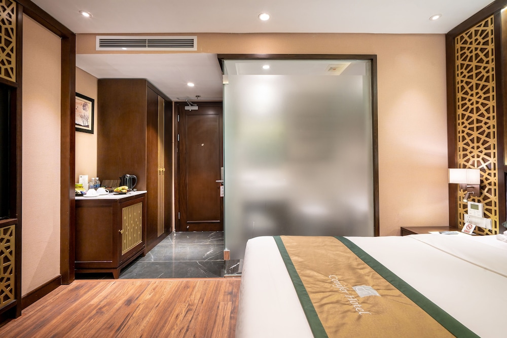 Conifer Grand Hotel 18/30