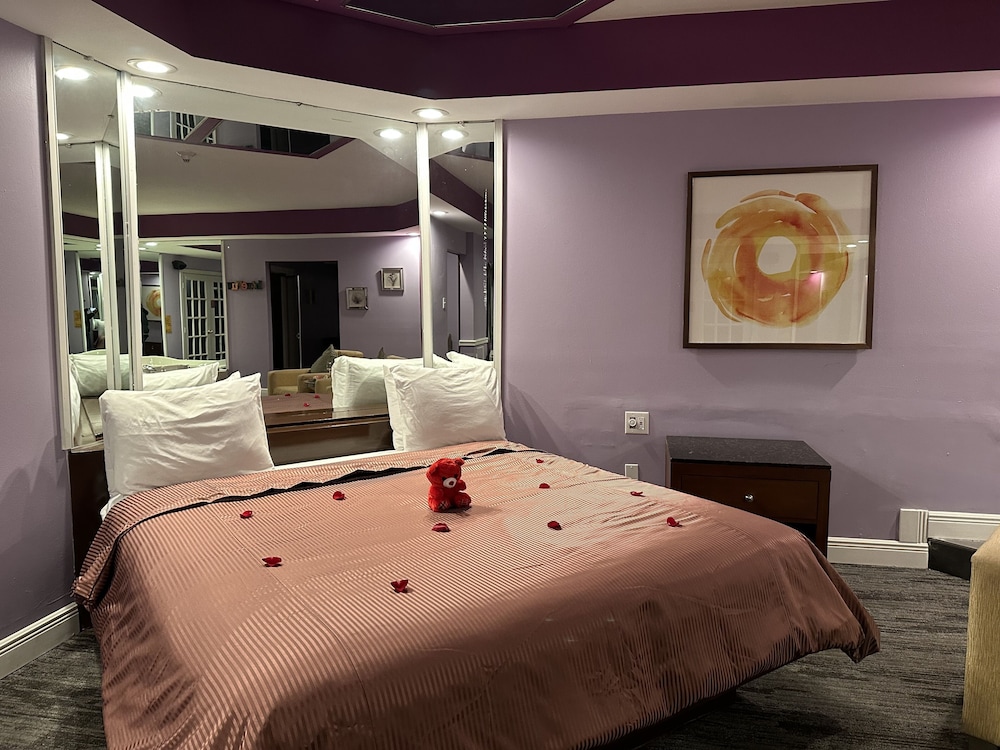 Suite, King Bed, Hot Tub, with Pool
