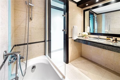 غرفة بسرير مزدوج بإطلالة جزئية على البحر