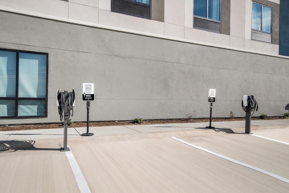 Hampton Inn & Suites by Hilton Irving DFW Airport North 33/56