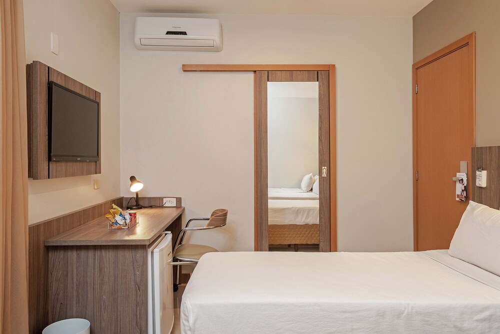 Slim Hotel Curitiba Av. das Torres 10/27